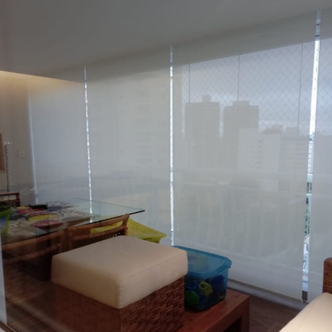 Persianas rolô lado a lado em sacada